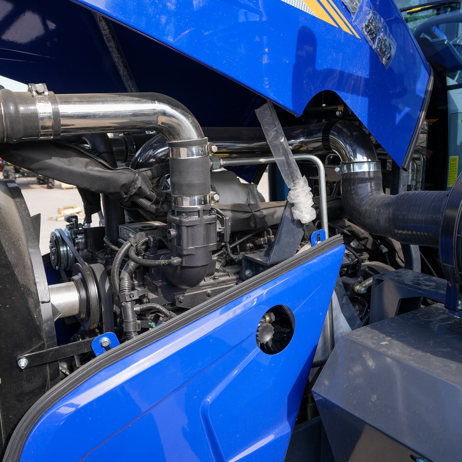 180HP210HP260HP 4WD Traktor Kabin Tertutup Bertenaga Besar (5)