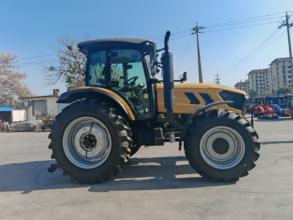 Traktor Pertanian Kuning Industri 150HP 4WD