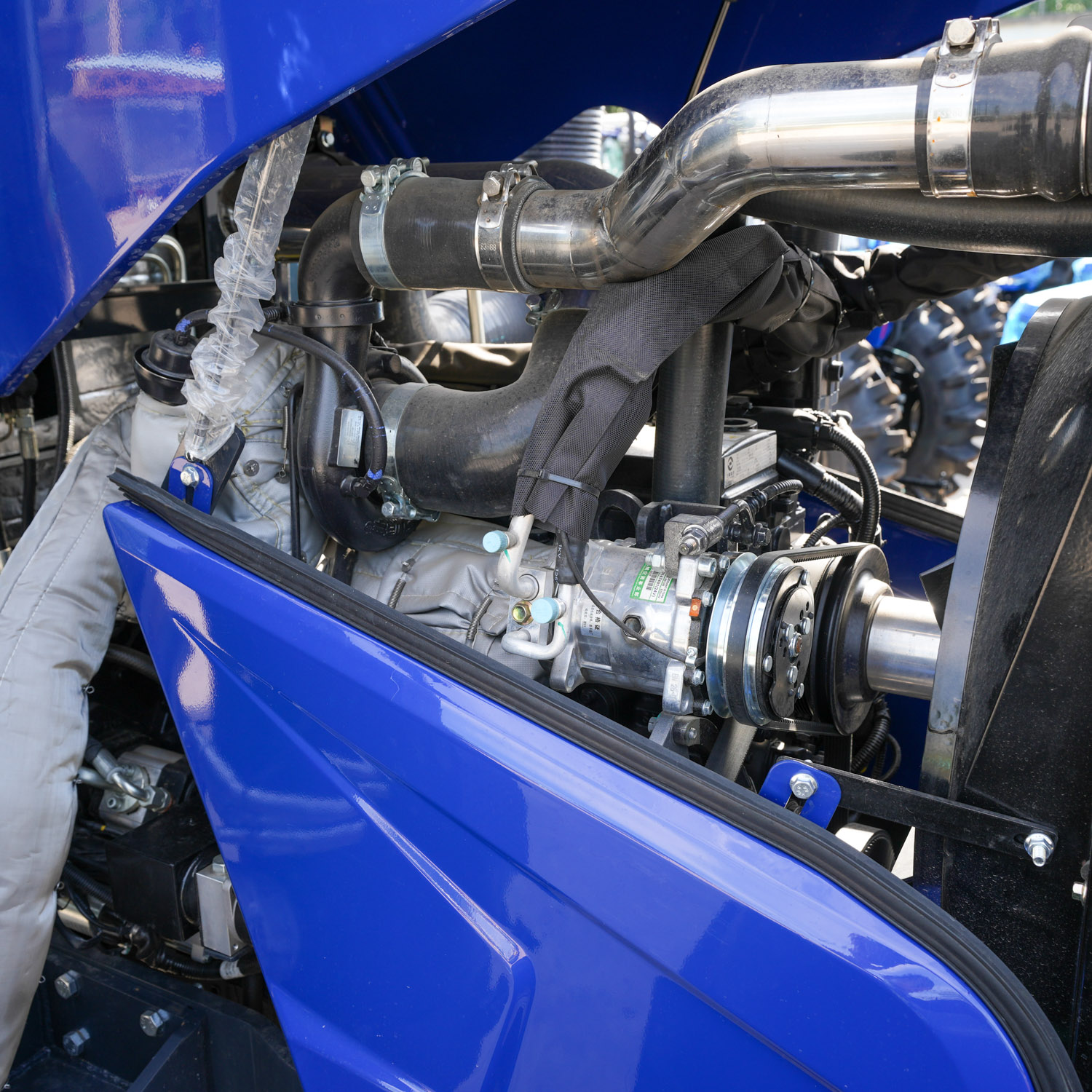 180HP210HP260HP 4WD Traktor Kabin Tertutup Bertenaga Besar (6)