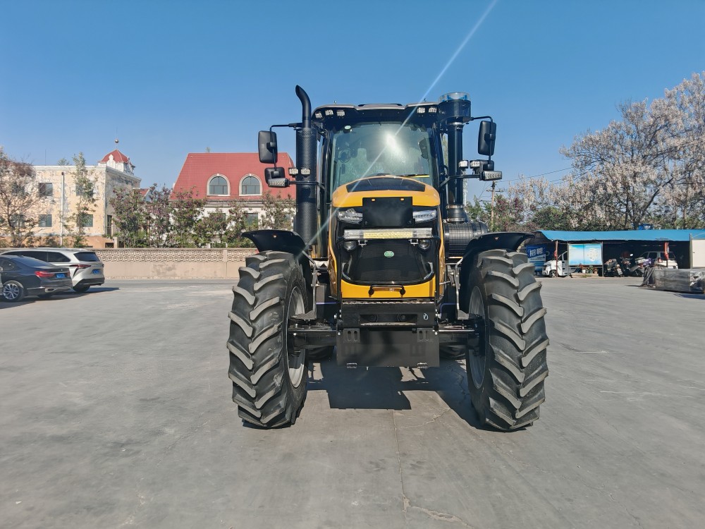 Traktor Pertanian Kuning Industri 150HP 4WD