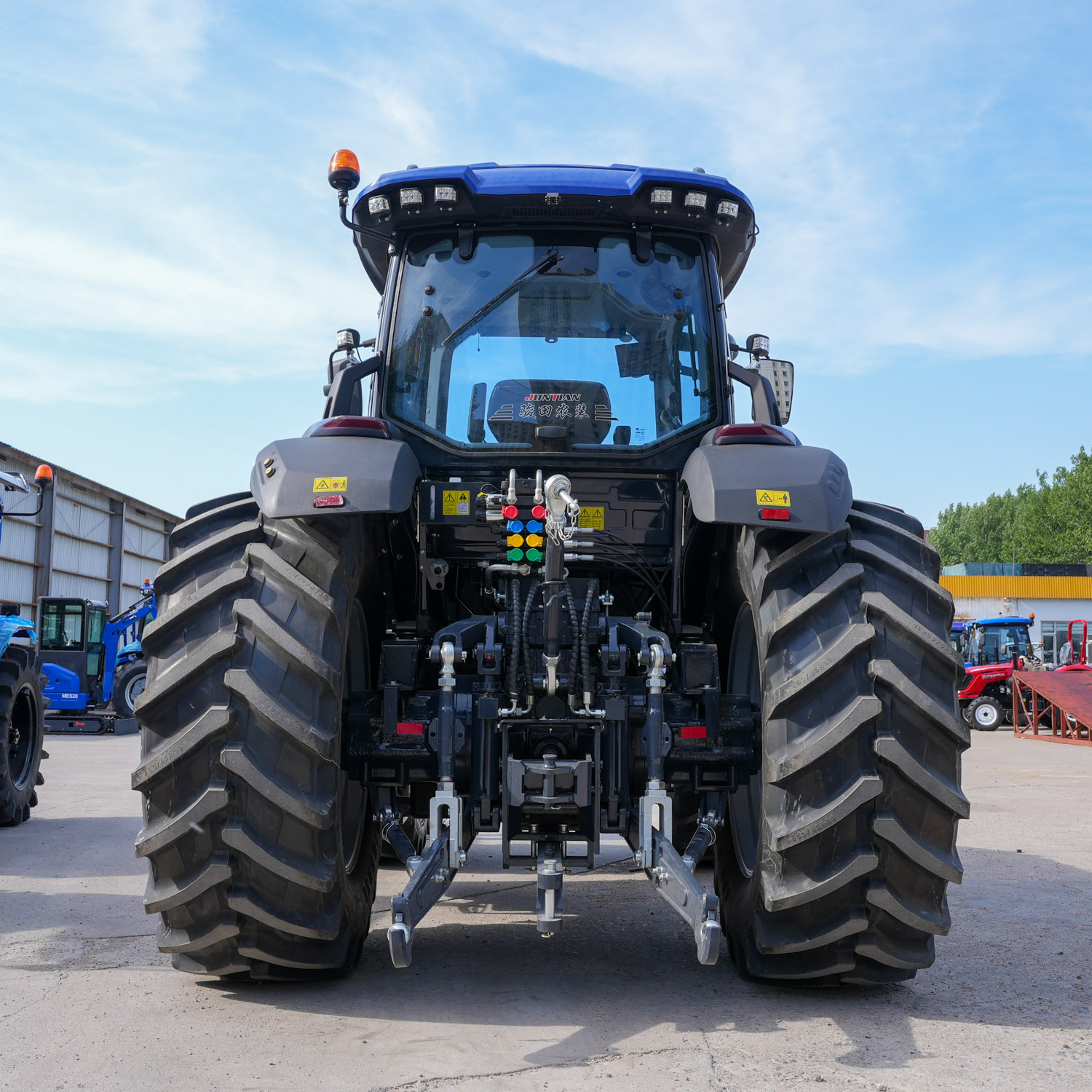 180HP210HP260HP 4WD Traktor Kabin Tertutup Bertenaga Besar (1)