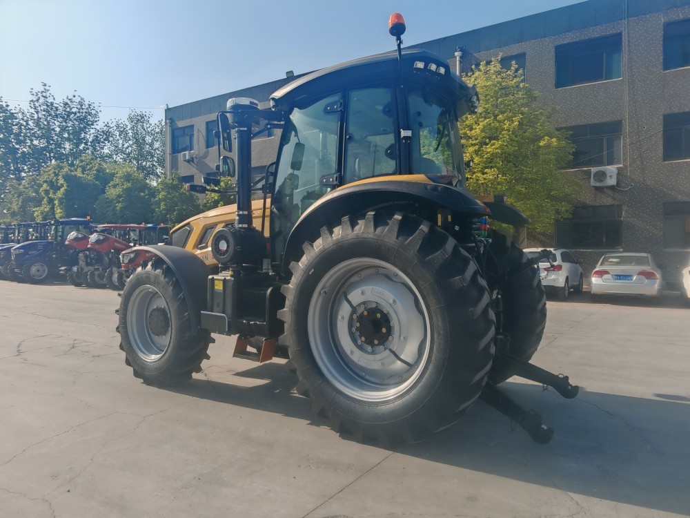 Traktor Pertanian Kuning Industri 150HP 4WD